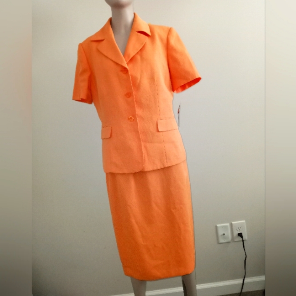 Le suit orange skirt suit set size 10 new with tags